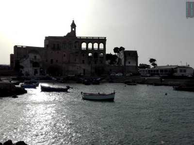 Godendo di una splendida vista dell�abbazia che si staglia sul mare, non ci resta che abbandonare San Vito